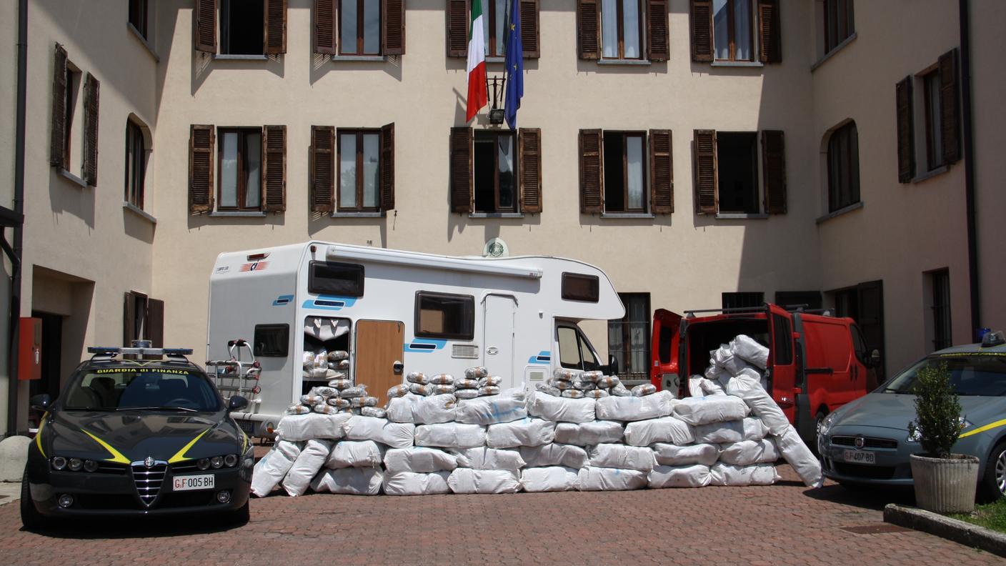 La droga e i mezzi posti sotto sequestro