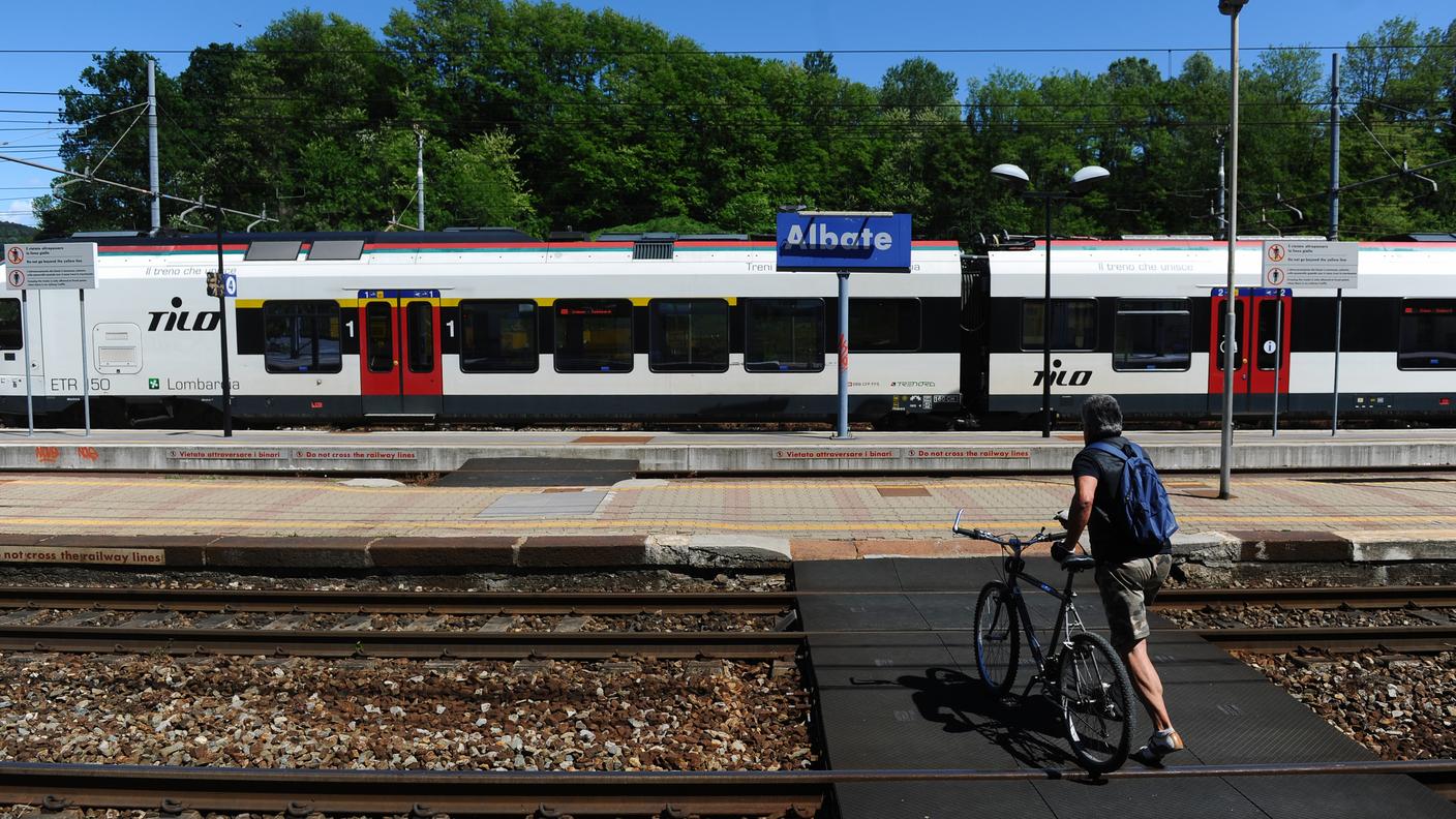 Un treno TILO fermo alla stazione comasca di Albate