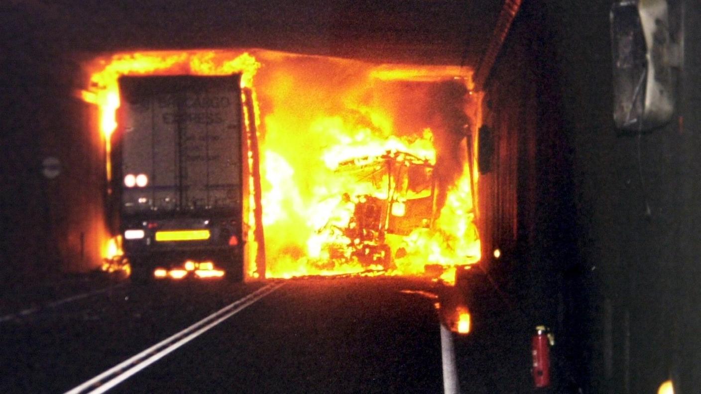 Questa fotografia dell'incendio, scattata pochi minuti dopo l'incidente da Claudio Grassi, addetto alla manutenzione, fece rapidamente il giro del mondo.