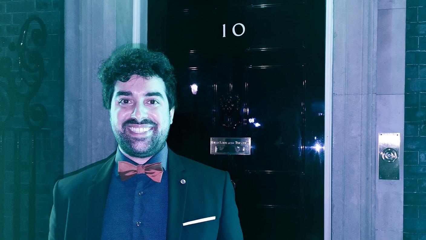 Il ticinese davanti alla famosa entrata del numero 10 di Downing Street a Londra