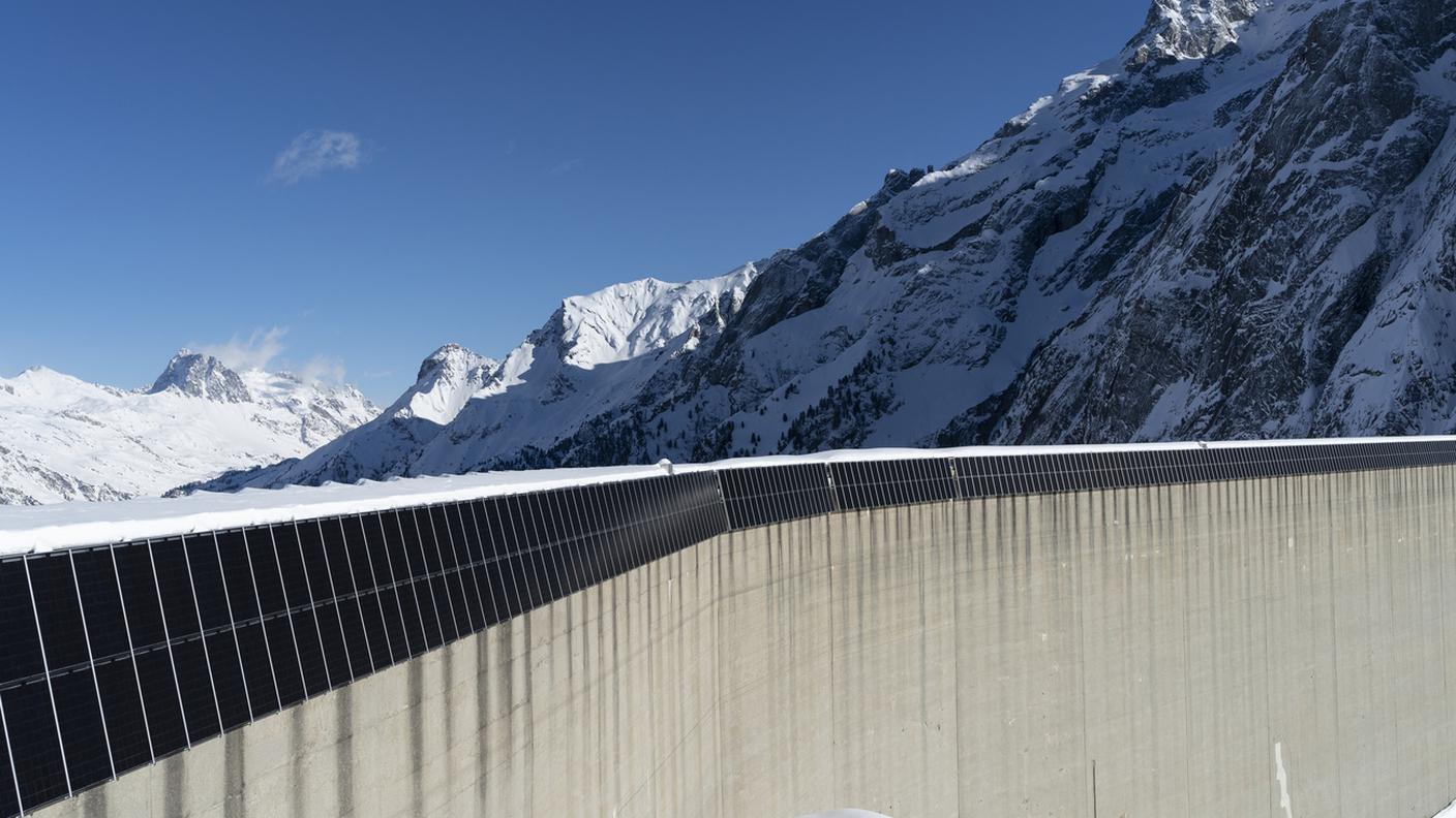 I pannelli posati sulla diga dell'Albigna in Val Bregaglia