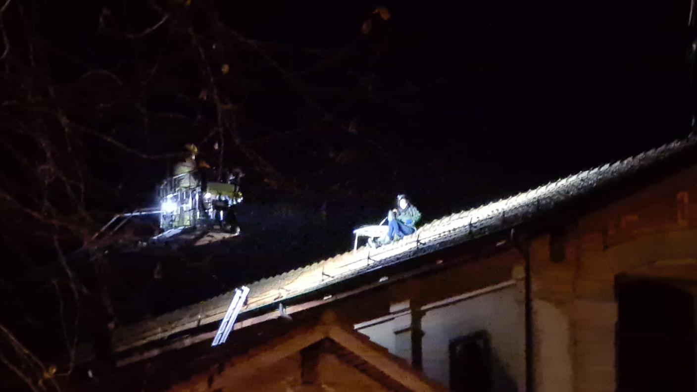 I pompieri chiamati a collaborare nell'operazione di sgombero.
