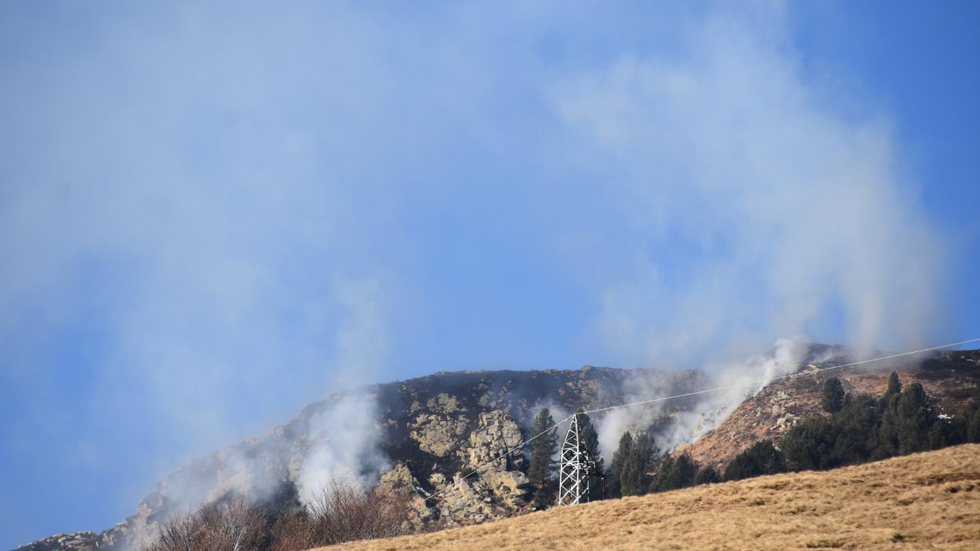 Pompieri e elicotteri sono all'opera per domare l'incendio divampato sopra l'Alpe di Neggia