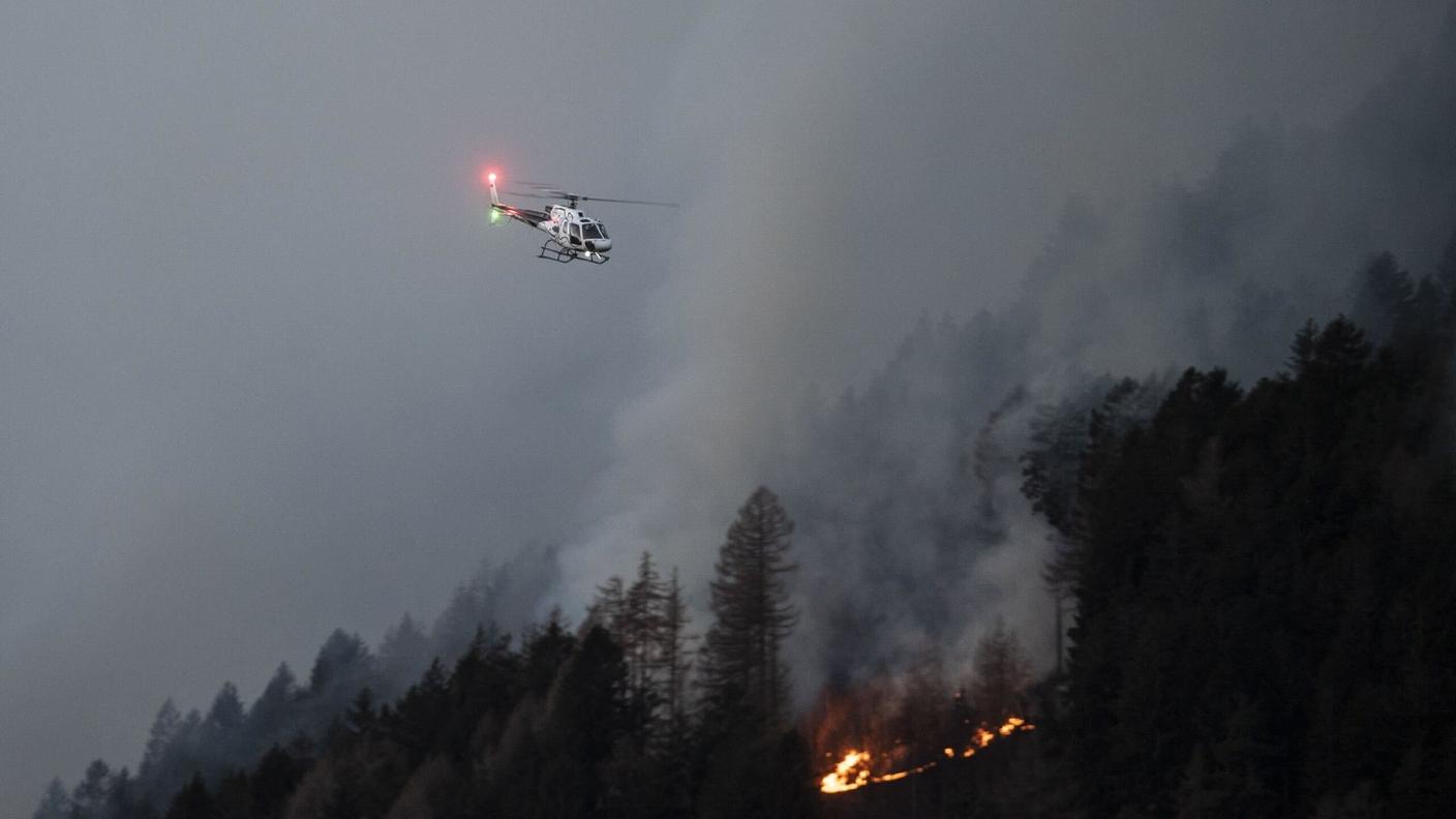 Elicotteri in azione per combattere il rogo