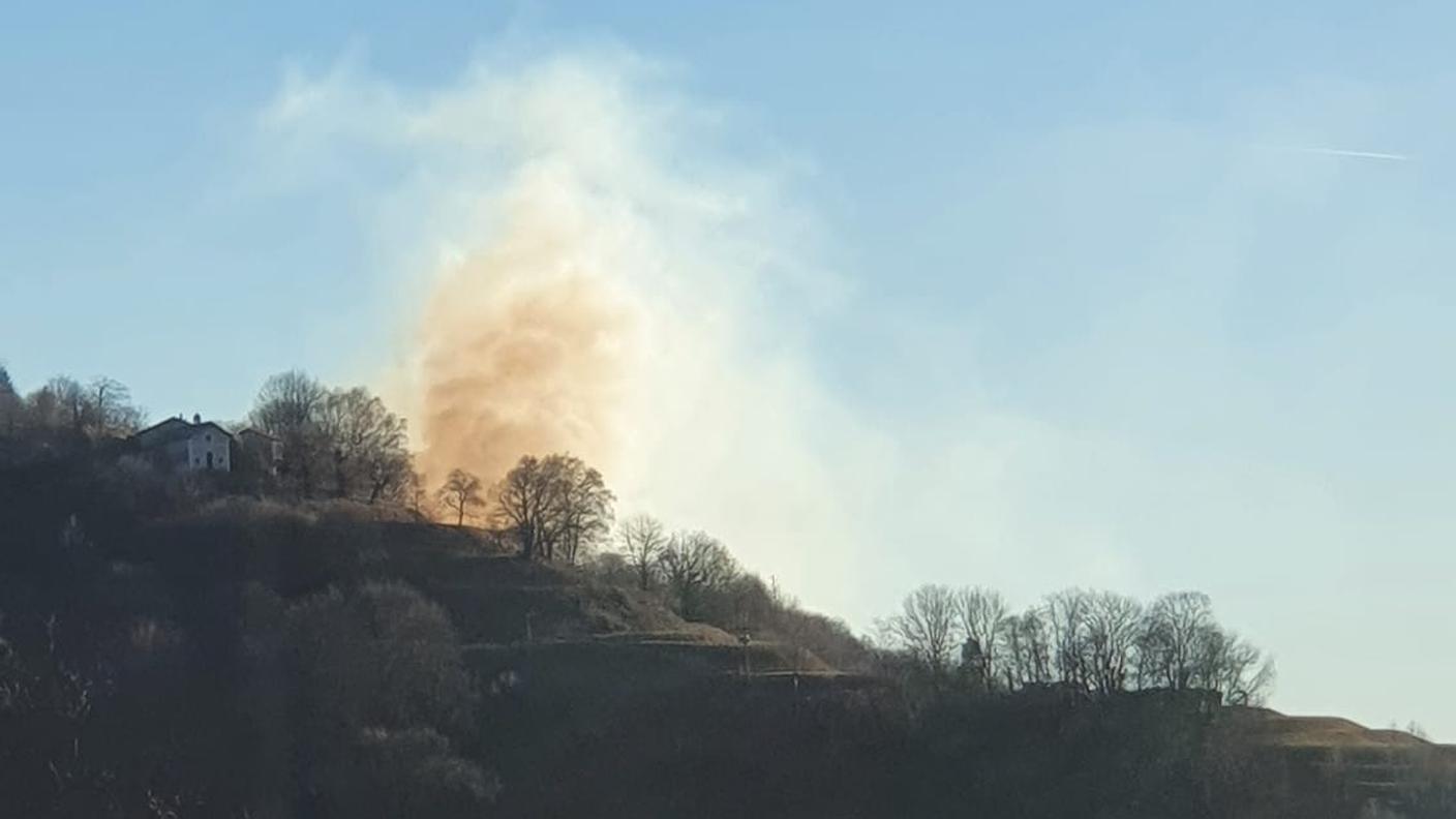 La colonna di fumo sopra Caneggio