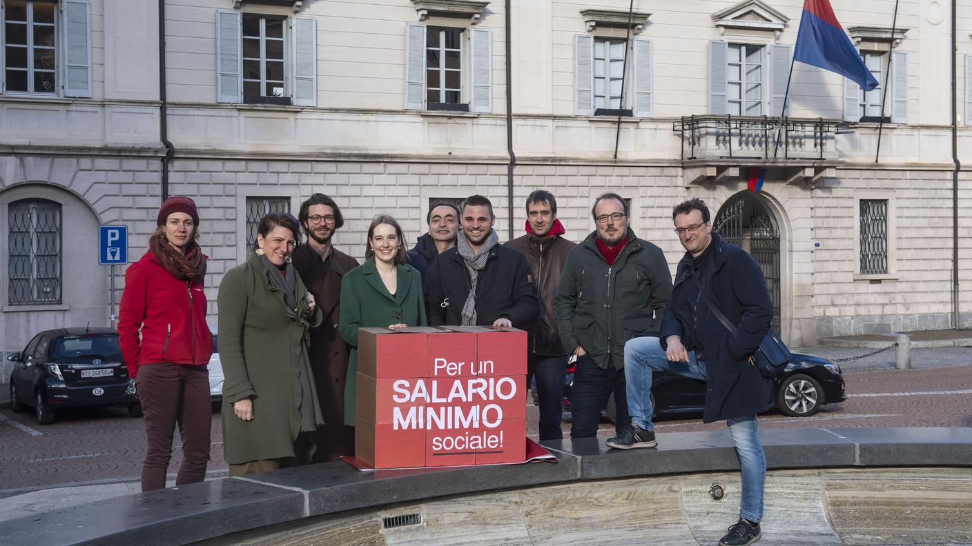 Il comitato iniziativista con le firme "Per un salario minimo sociale" pronte per la consegna alla Cancelleria  