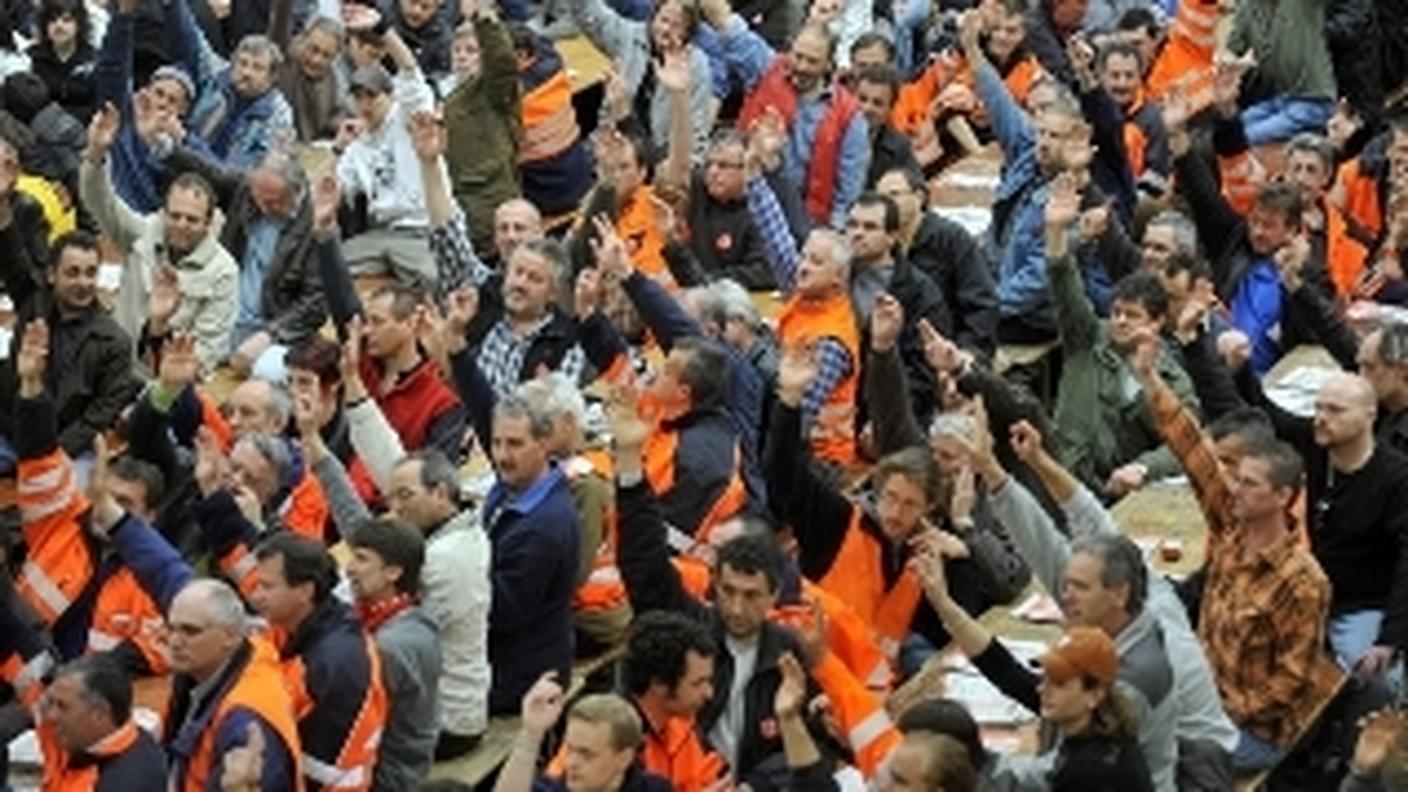 Gli operai durante la protesta