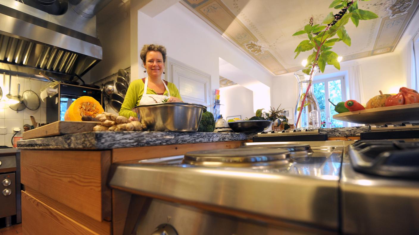 Meret Bissegger nella sua cucina di Malvaglia