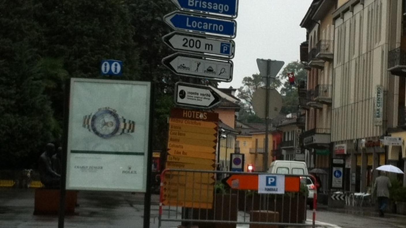Ascona_cartelli stradali_funerale Barra_rsi1.JPG