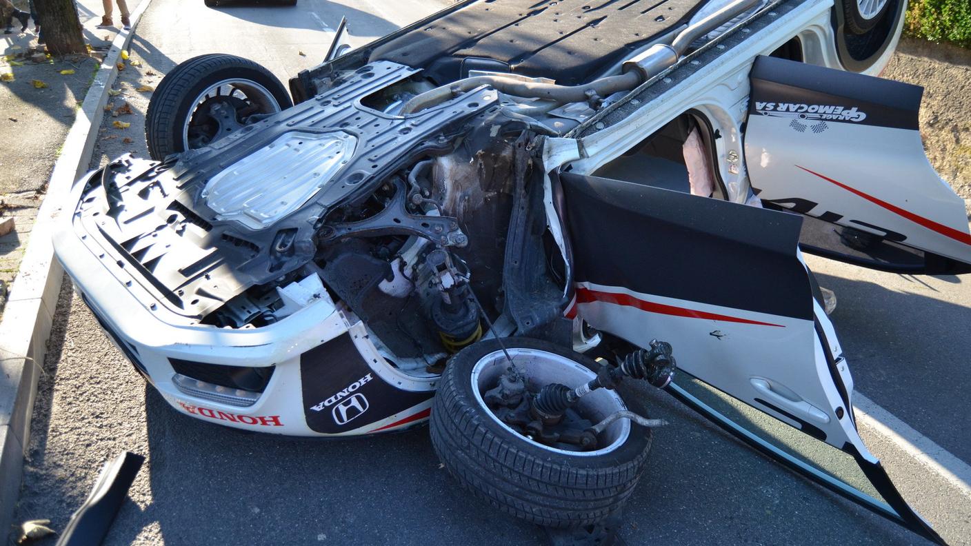 L'automobile dell'uomo è andata distrutta