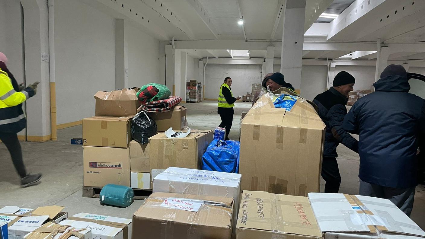 Scaricati beni di prima necessità, come cibo, abiti, scarpe, farmaci da banco
