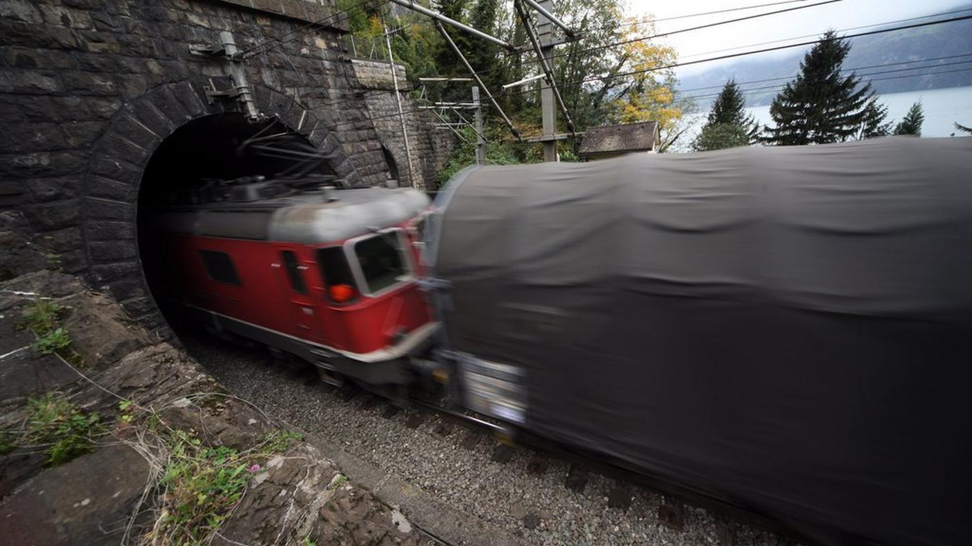 ferrovia Gottardo Uri galleria treno 2012 ky.JPG
