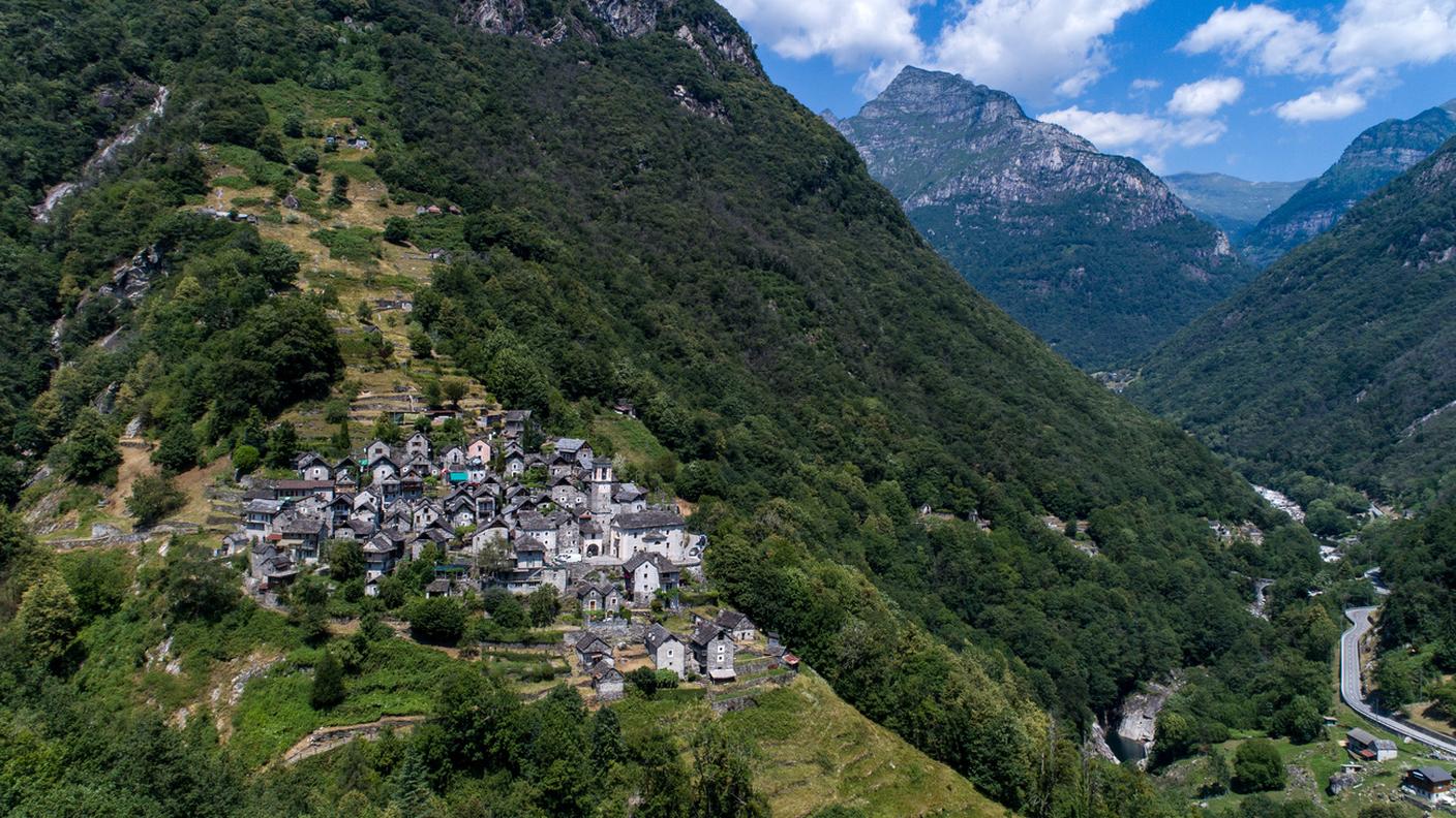 Il villaggio verzaschese di Corippo incastonato nella natura