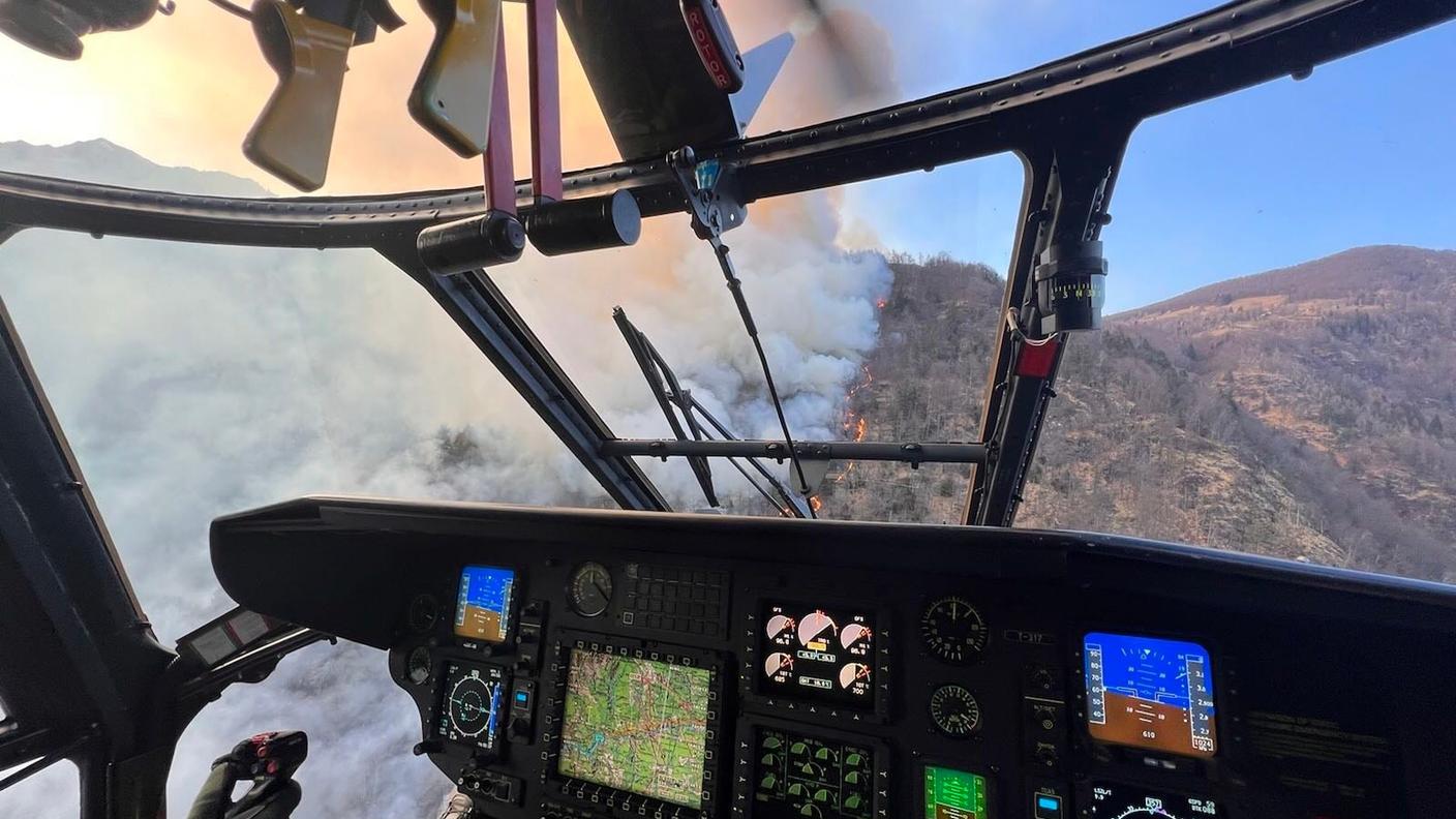 Due Super Puma delle Forze Aeree hanno partecipato alle operazioni di spegnimento. 