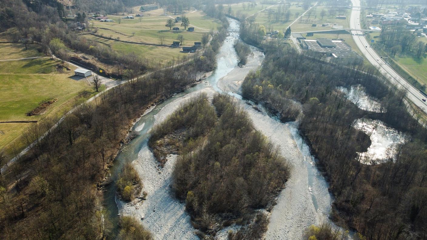 Veduta aerea del fiume Moesa, da settimane quasi in secca.