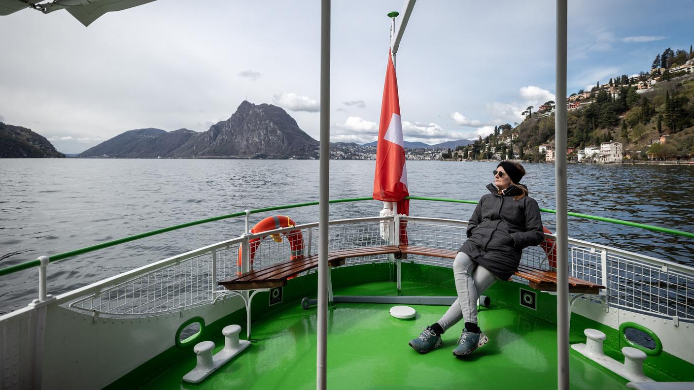 Un battello elettrico sul Lago di Lugano