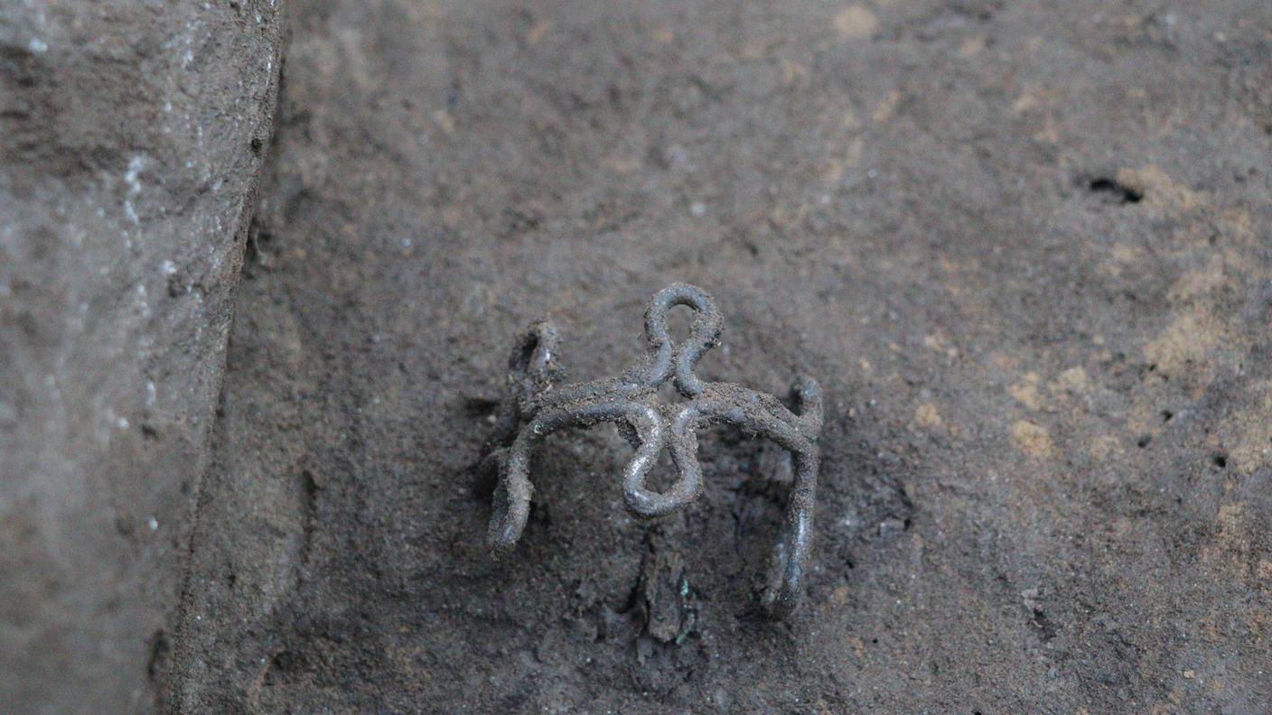 Tomba 4, dettaglio armilla in argento