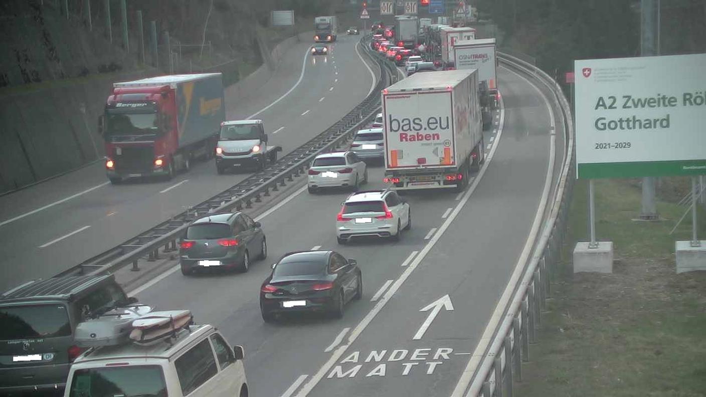 La colonna al portale urano del San Gottardo era di oltre 11 chilometri giovedì alle 10.00
