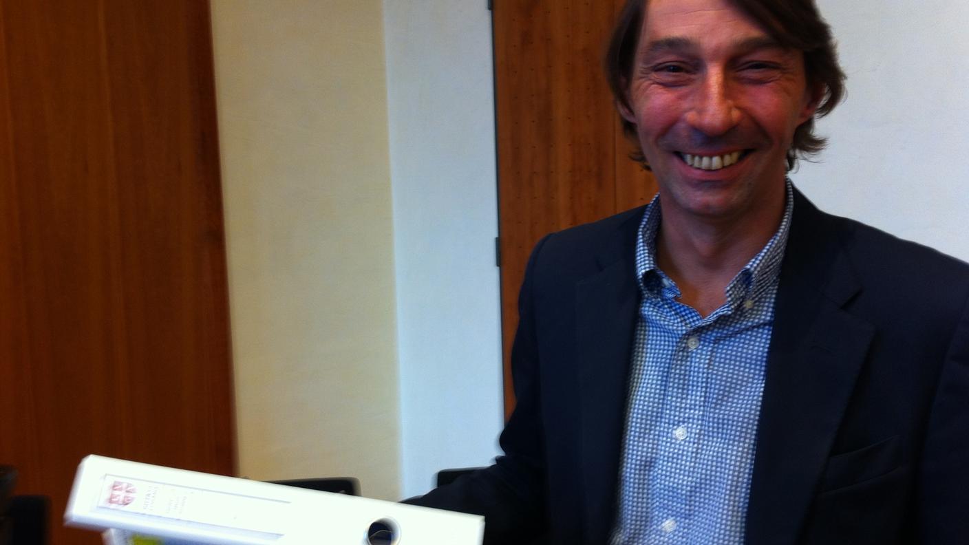 Il capodicastero finanze Michele Foletti con il classatore contenente le 240 misure, per ora tenute strettamente segrete
