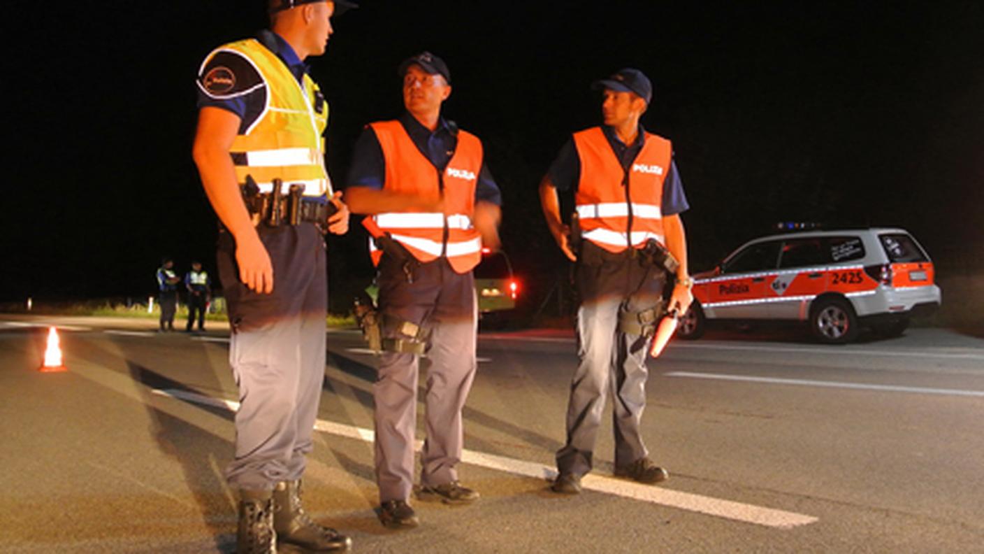 operazione polizia mesolcina 2 30-8-2013 pola gr.jpg