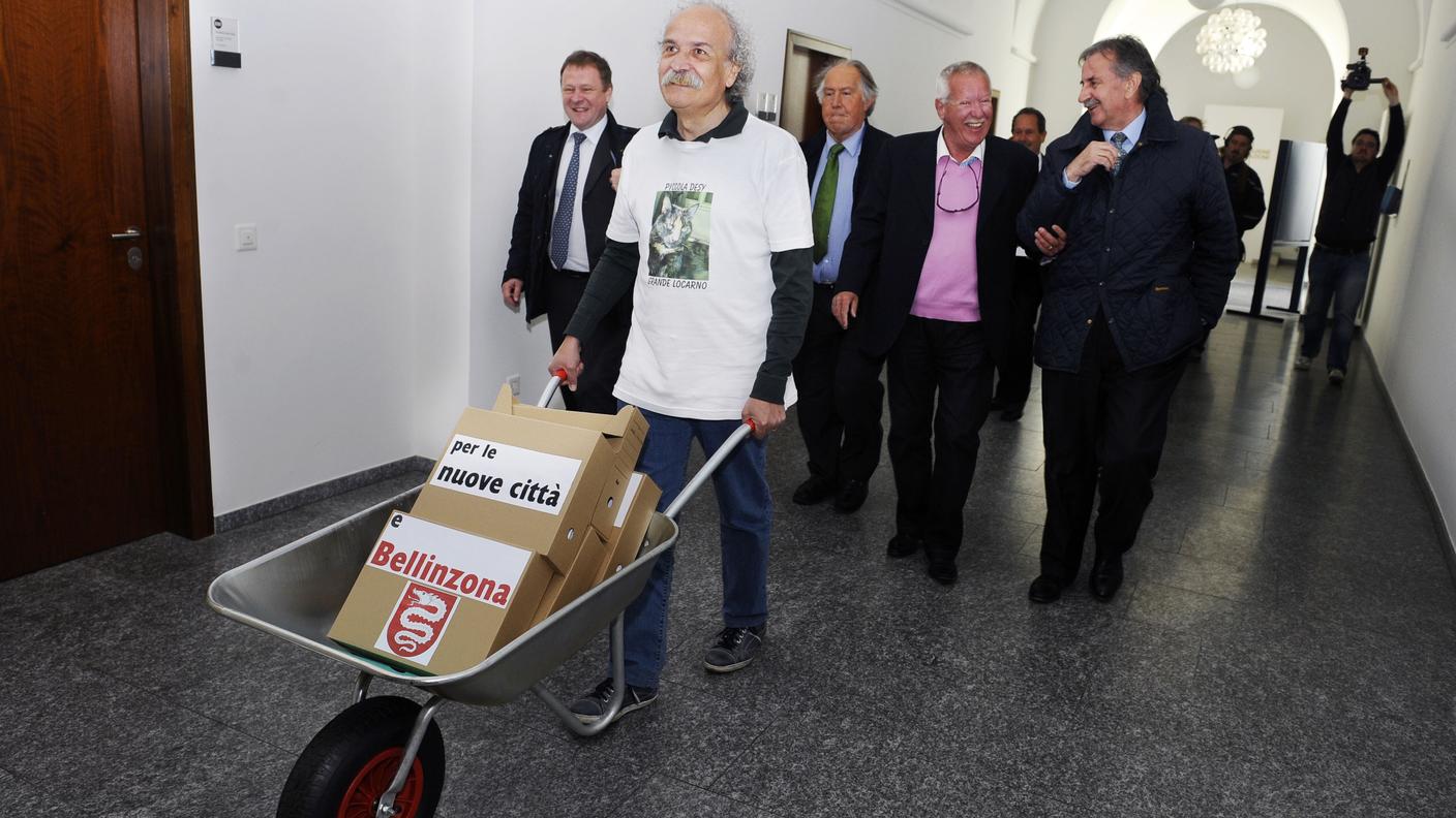 La consegna delle 11'500 firme a favore, lo scorso anno. Ghiringhelli in testa al corteo dei promotori