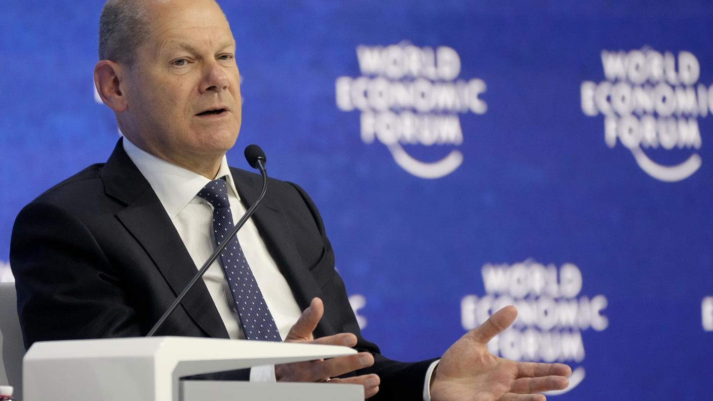 Scholz durante l'intervento al Forum economico nel giorno di chiusura