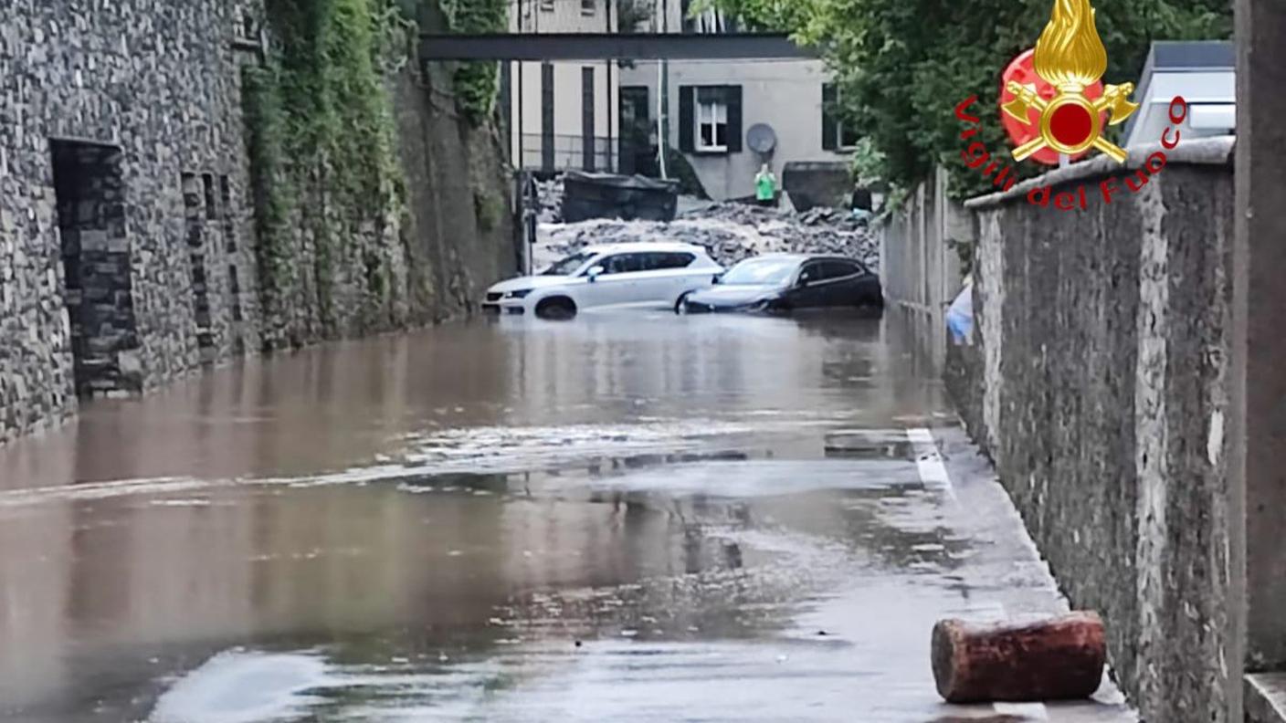 Molte vetture sono state sommerse dall'acqua a causa del nubifragio sul Lario