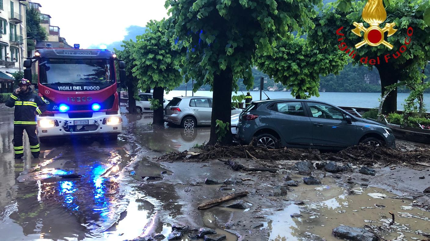 Il fango e i detriti hanno invaso strade e parcheggi in più punti lungo il Lario