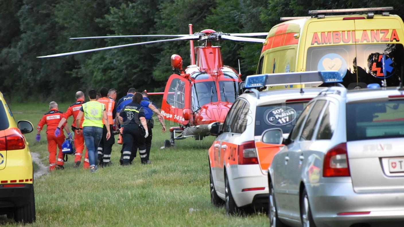 La donna finita nella Maggia è trasportata dai soccorritori all'elicottero della REGA