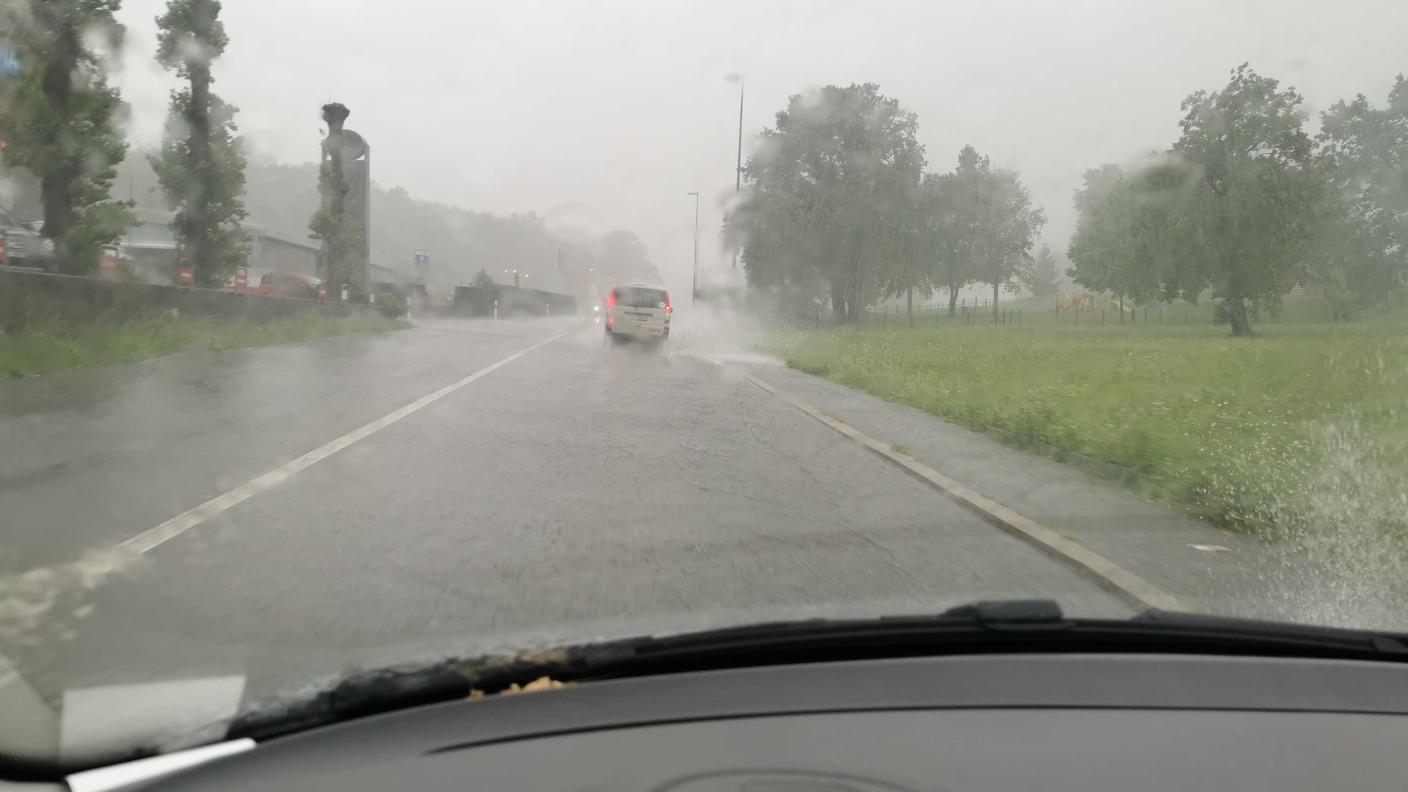 Strade come fiumi nell'Alto Vedeggio, dove è caduto anche qualche chicco di grandine