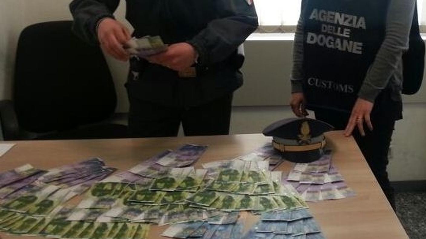 Lunedì a Brogeda, un 50enne milanese proveniente dal Ticino viaggiava con banconote in franchi ed euro