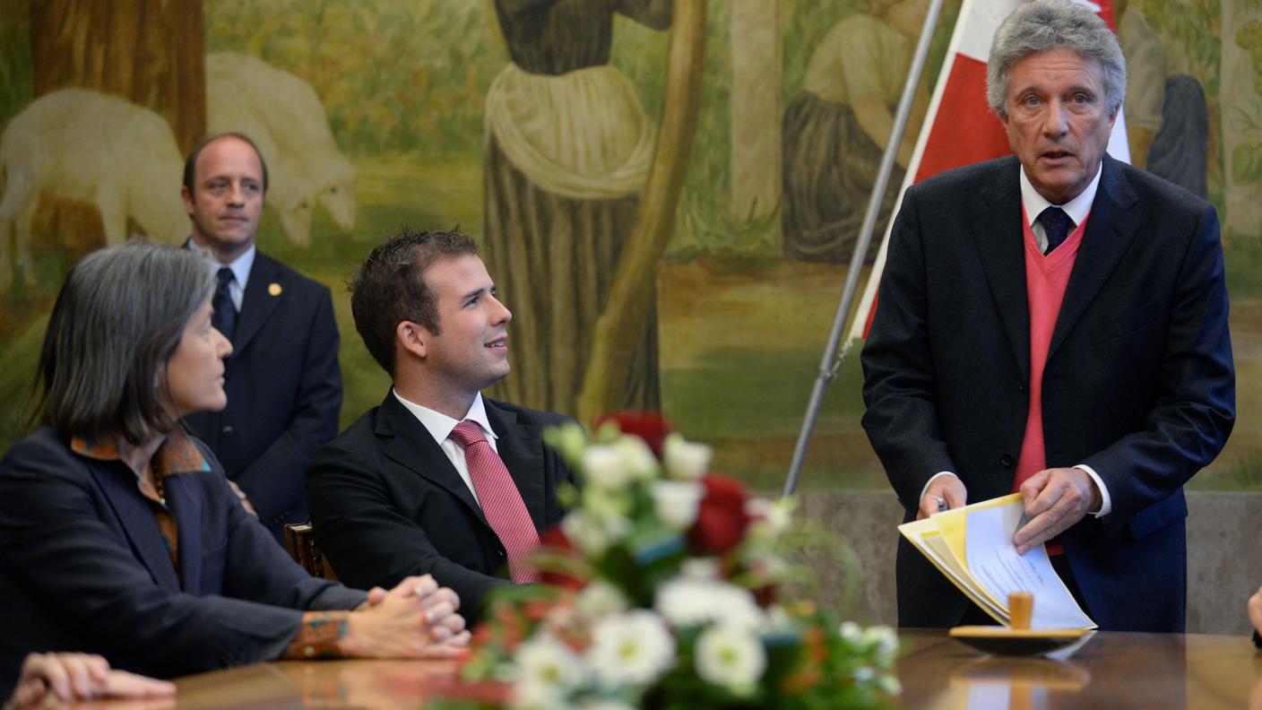 Giovanni Gherra è anche giudice di pace. Qui ritratto con alcuni municipali luganesi