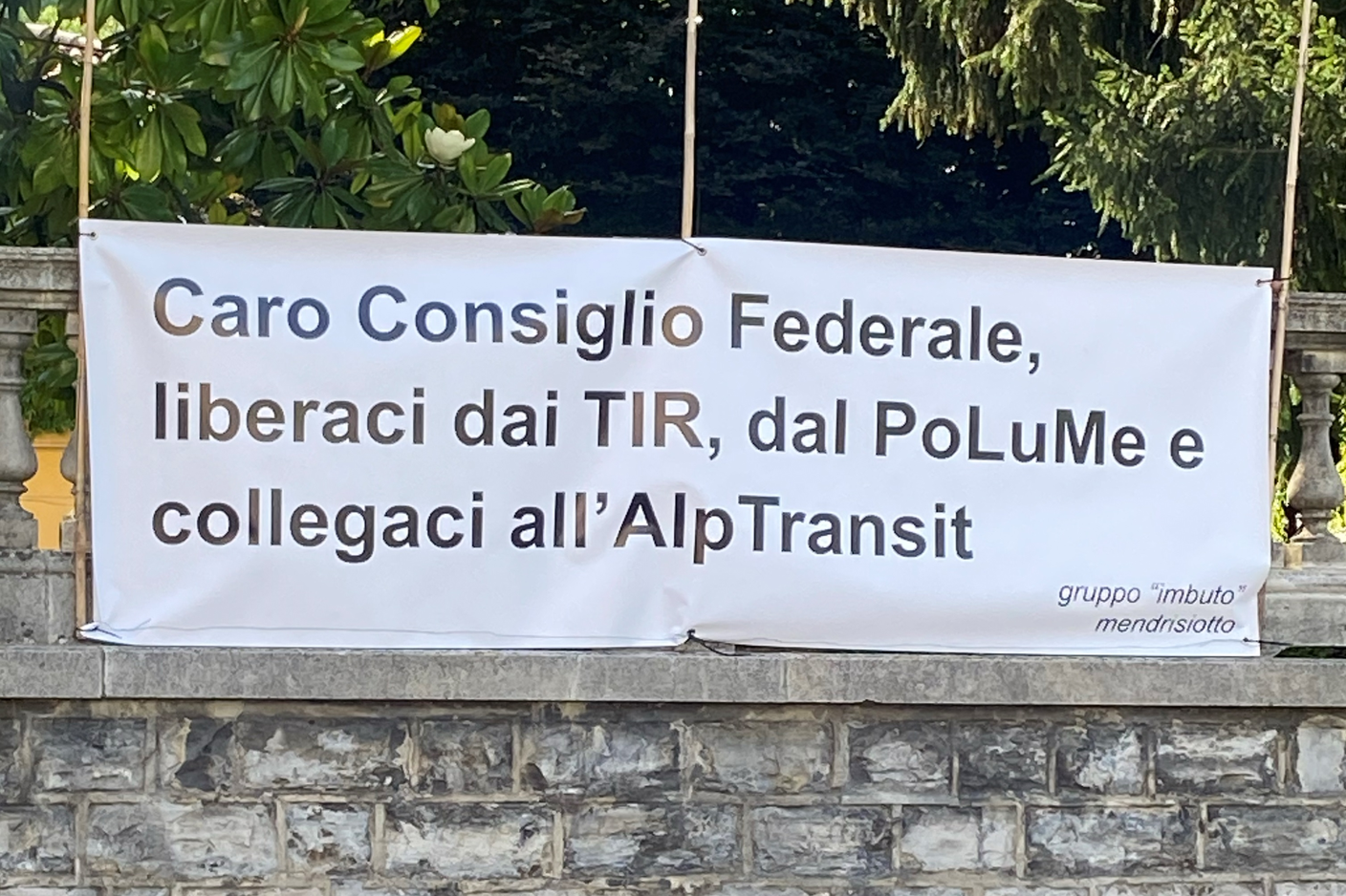 Lo striscione che ha accolto il Consiglio federale