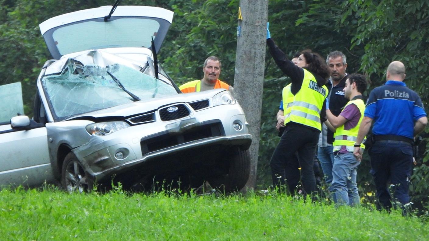 I rilievi della polizia e dei tecnici sul luogo dell'incidente