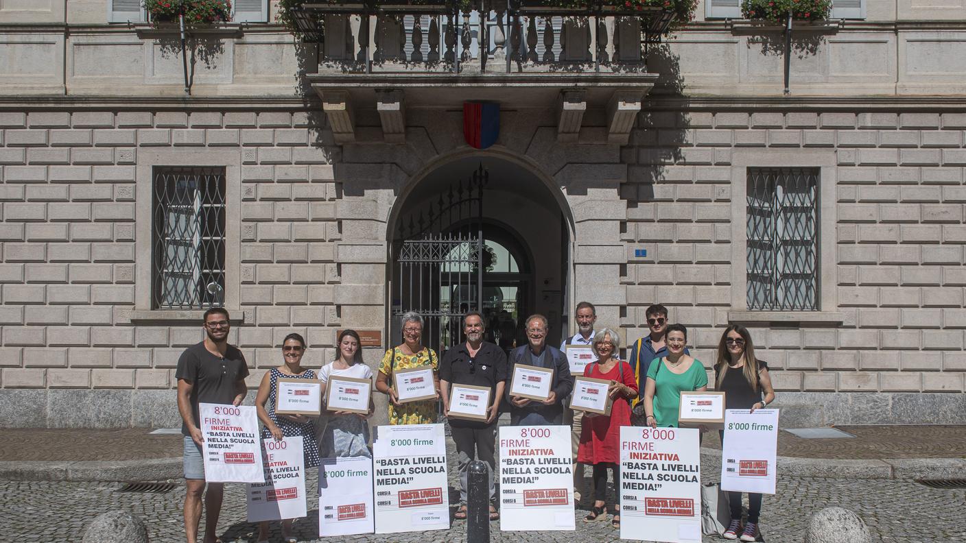 La consegna delle firme a Bellinzona