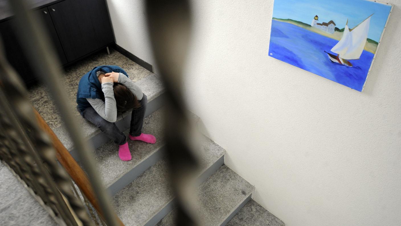 Il papà, dopo aver visto la figlia baciare un ragazzino: "Non volevo farle male. Mi sono sentito tradito"