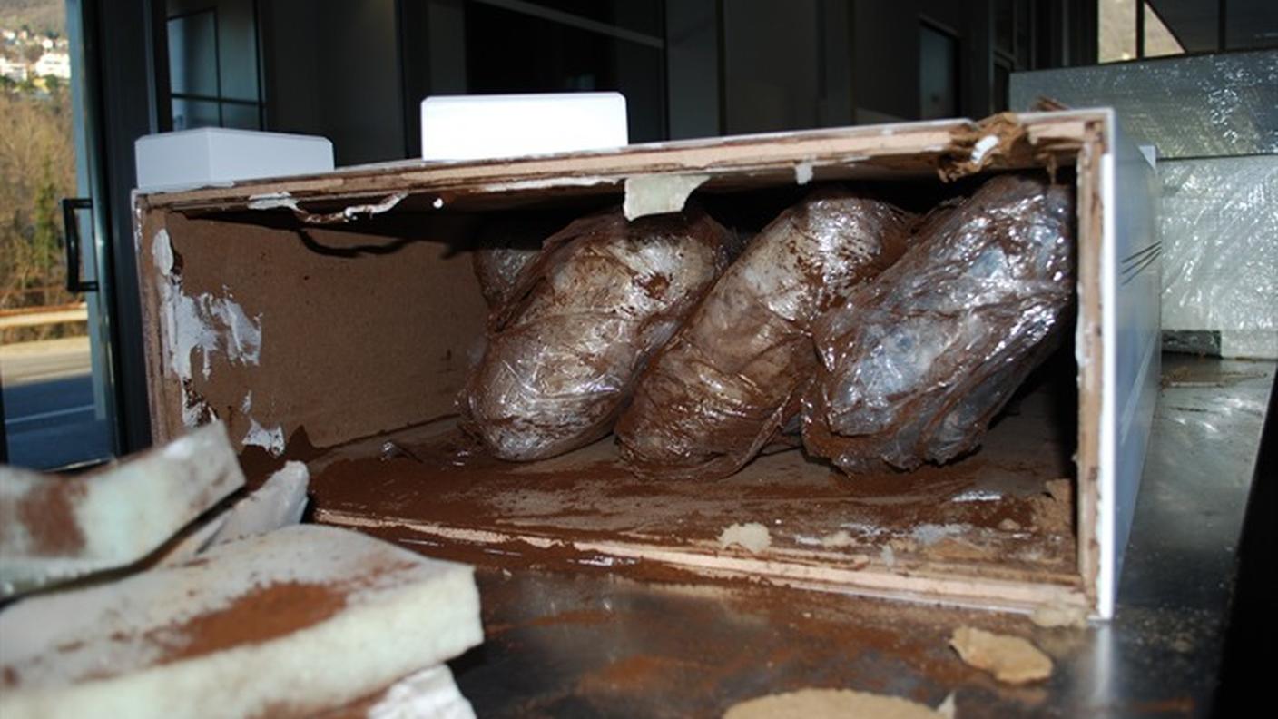 La droga era nascosta in contenitori immersi in caffè in polvere