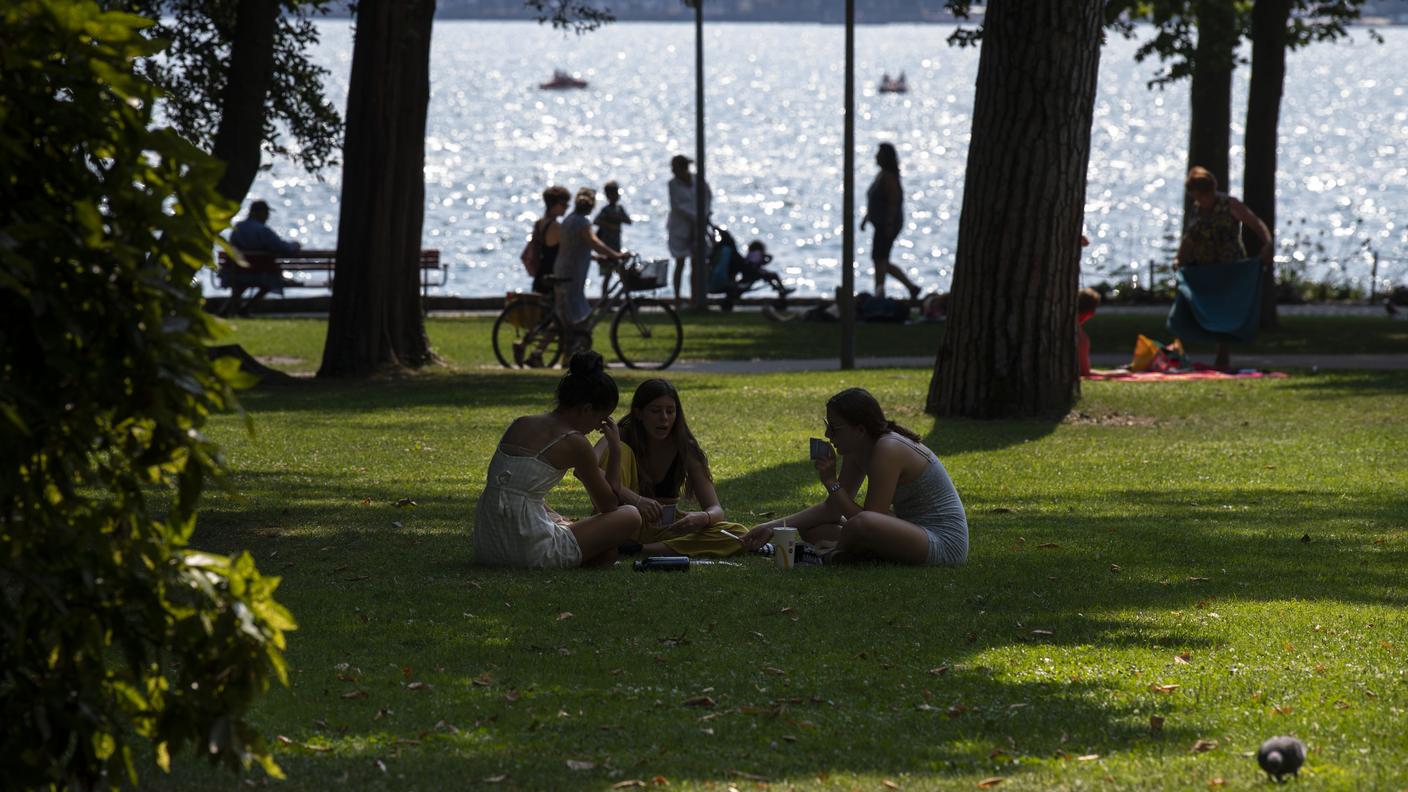 Evitare di restare all'aperto a lungo e proteggersi dai raggi del sole