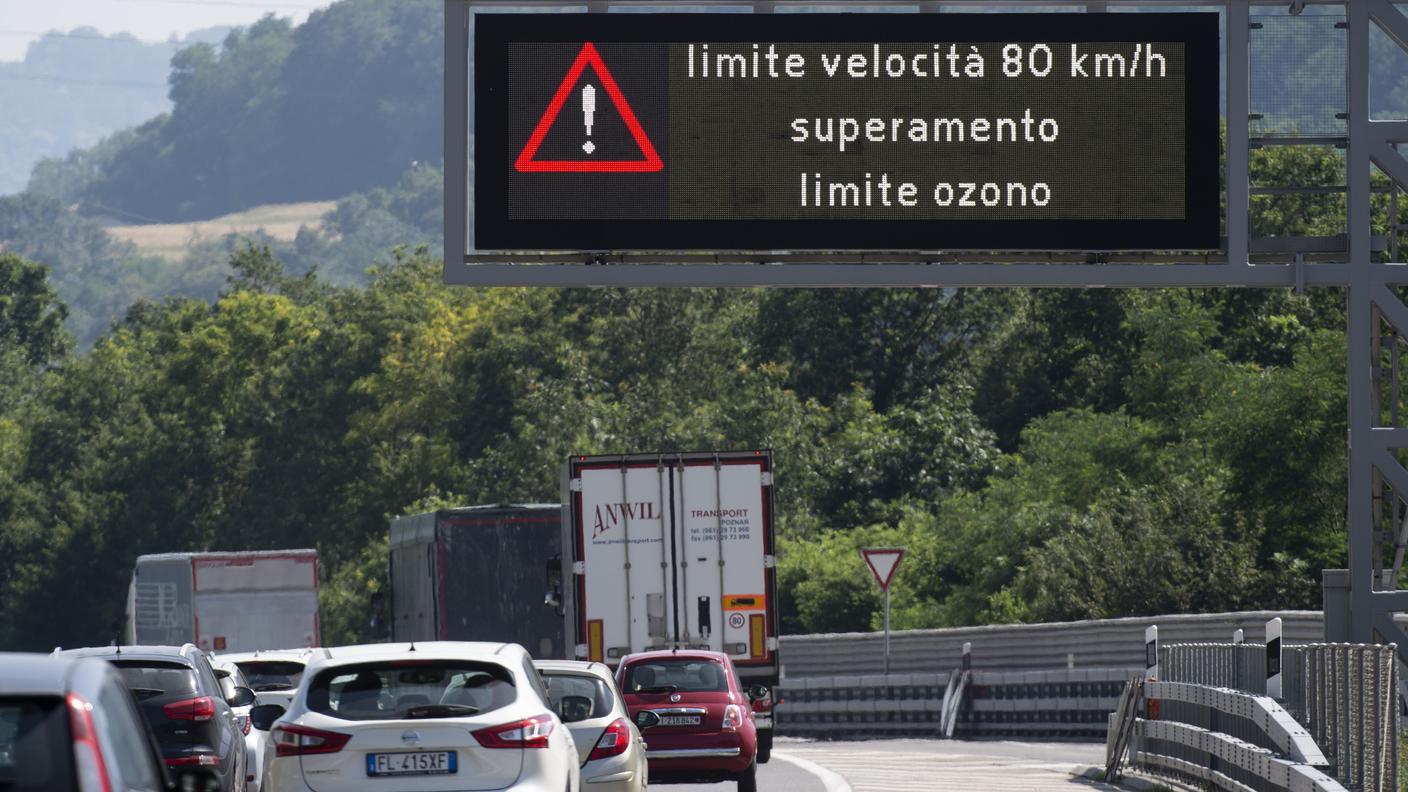 In autostrada potrebbe essere introdotto il limite di 80 all'ora e il divieto di sorpasso