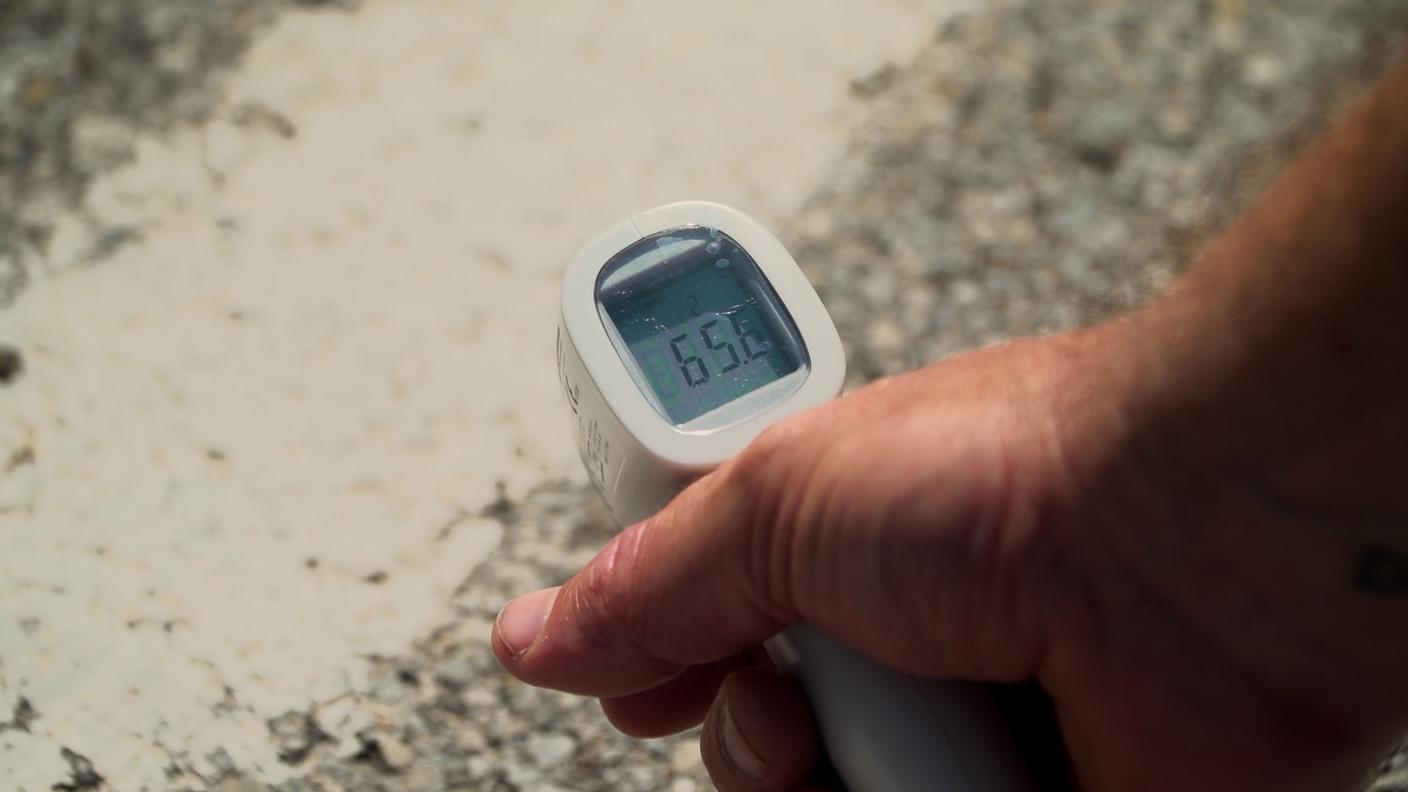 L'asfalto di un parcheggio soleggiato raggiunge i 65,5 gradi centigradi.
