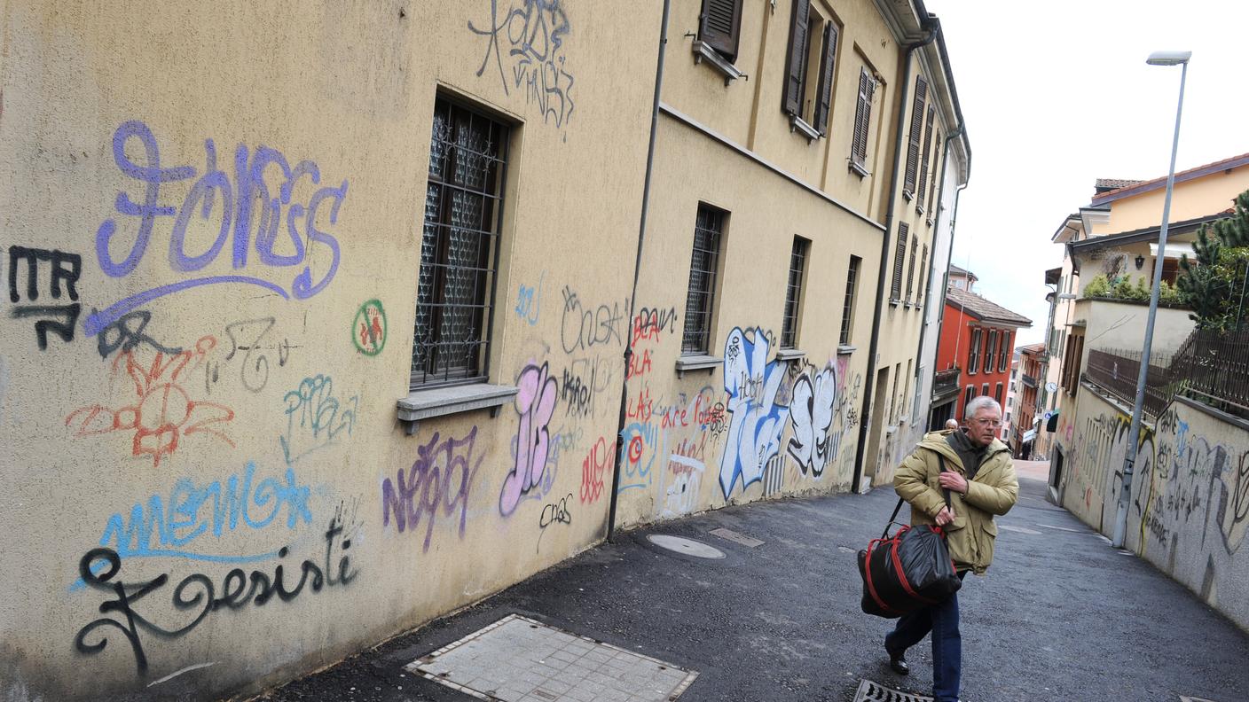 Muri imbrattati in centro a Lugano da Via Bertaccio verso Via Cattedrale