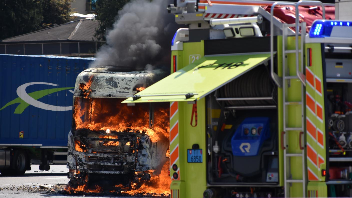 L'incendio del mezzo pesante a Brogeda.