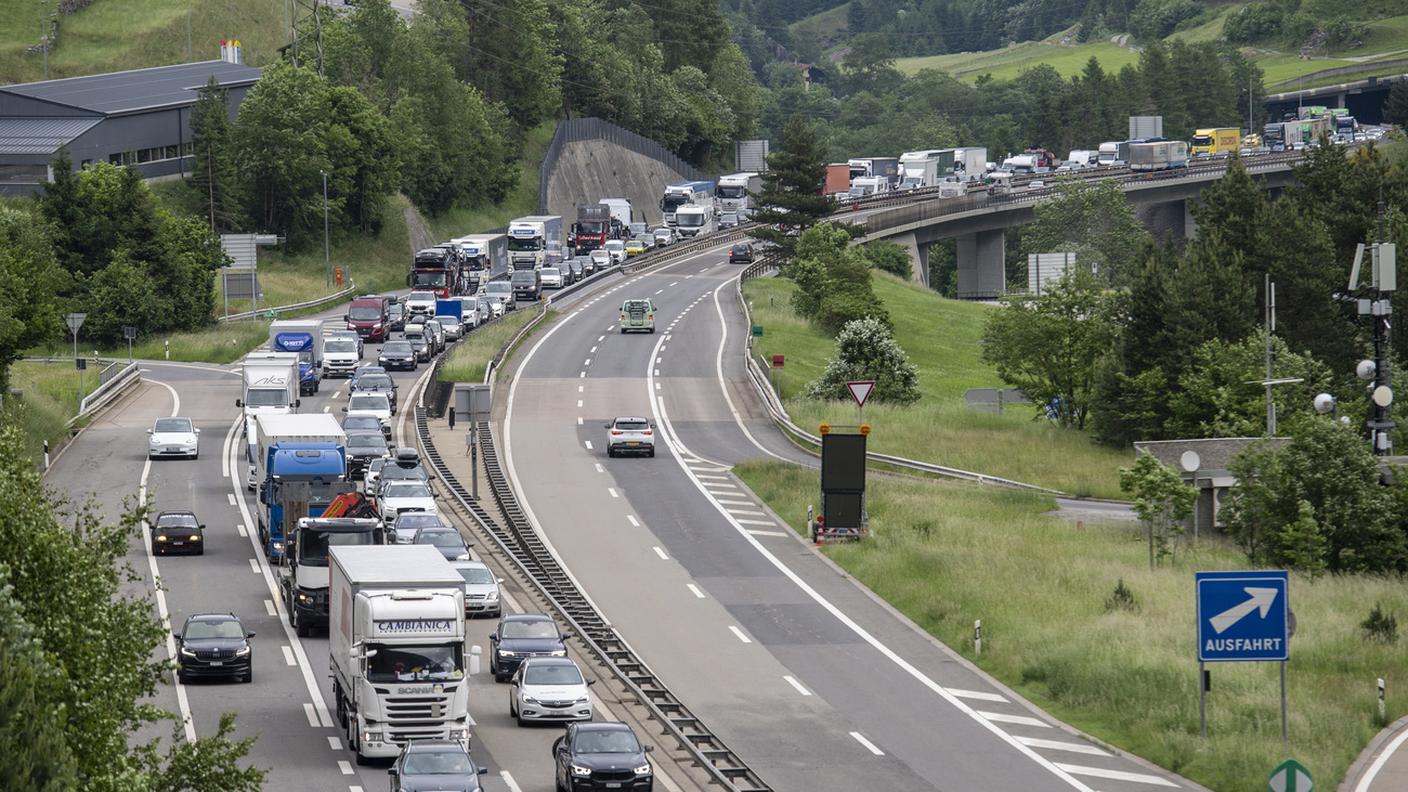 Scene di ordinaria coda ai portali del San Gottardo.