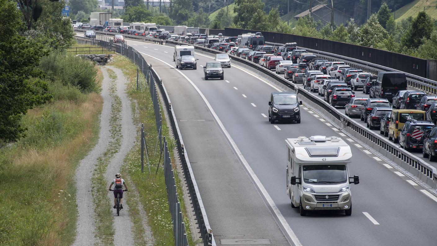 La fila di vetture in coda verso il Ticino è cominciata già nel primo mattino di domenica