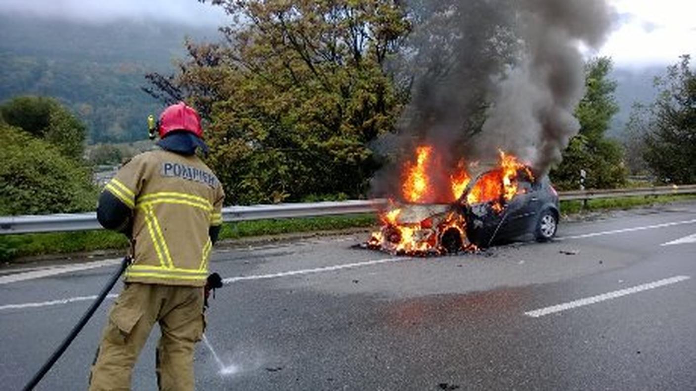 Auto in fiamme a Camorino