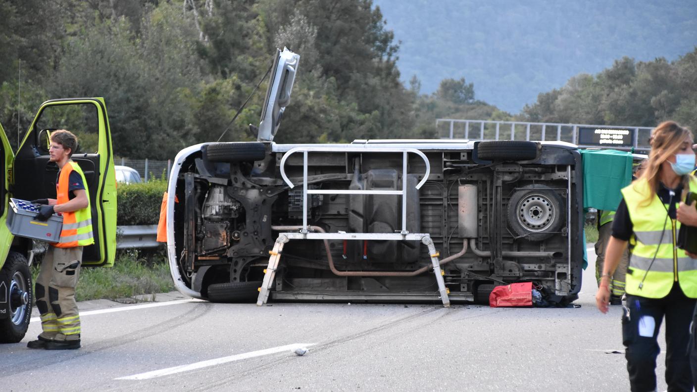 Il mezzo rovesciatosi sull'A2