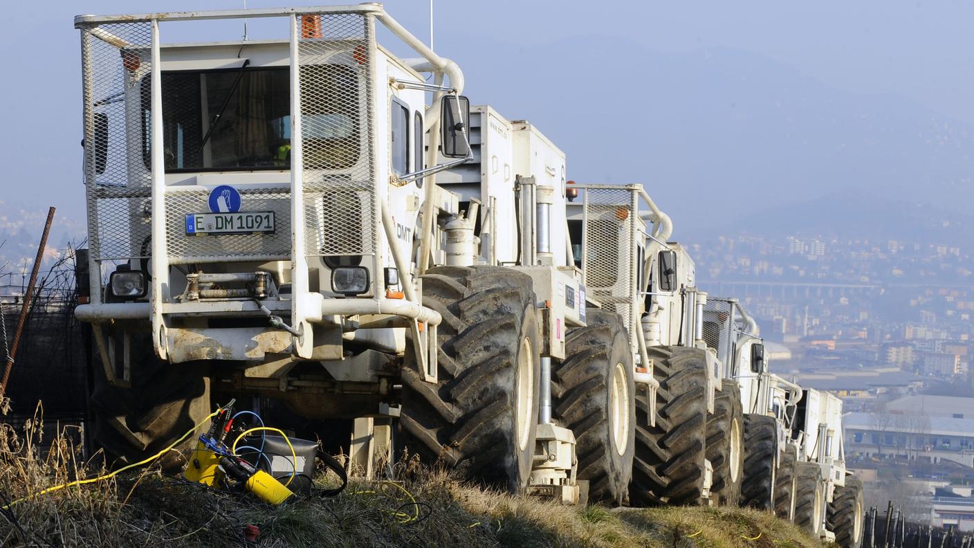 I Vibrotruck usati da AET nel 2011 per verificare valutare la presenza di risorse naturali, di conformazioni adatte allo stoccaggio di gas e di condizioni favorevoli allo sfruttamento della geotermia nel sottosuolo del Mendrisiotto