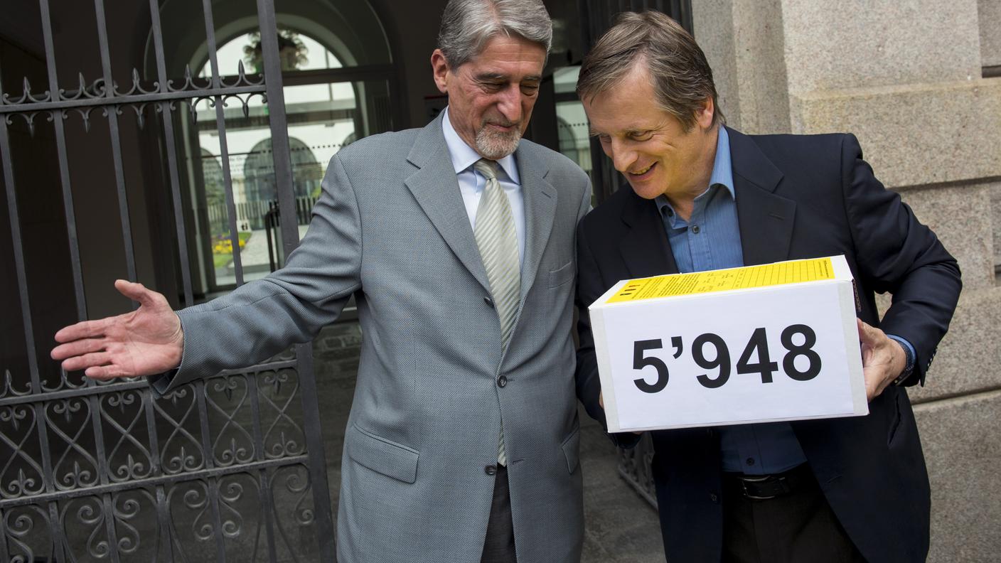 Il sindaco di Acquarossa Ivo Gianora, a destra, consegna al presidente del Gran Consiglio Gianrico Corti le firme della petizione