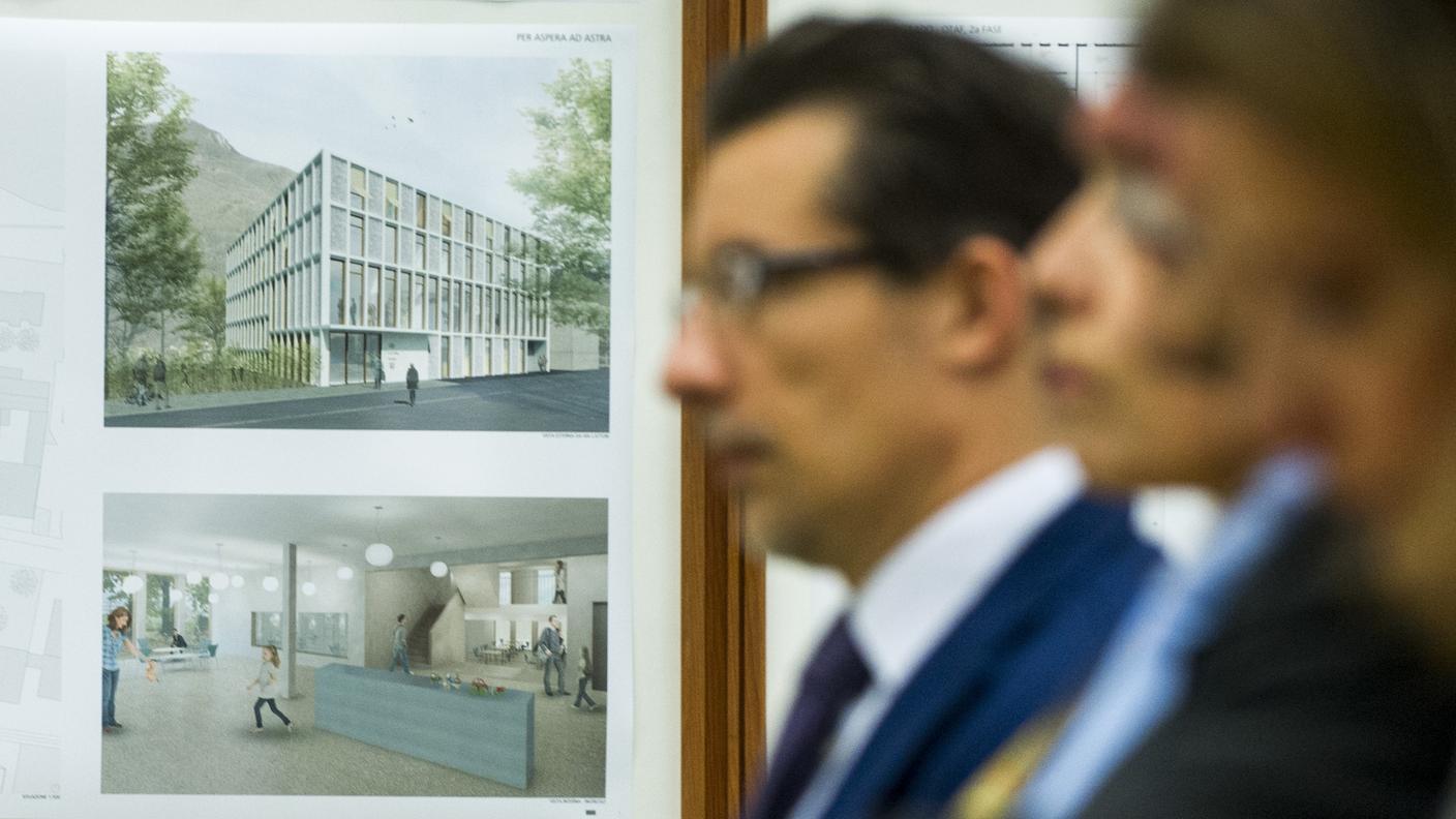 Sullo sfondo il progetto vincitore per il nuovo centro multifunzionale