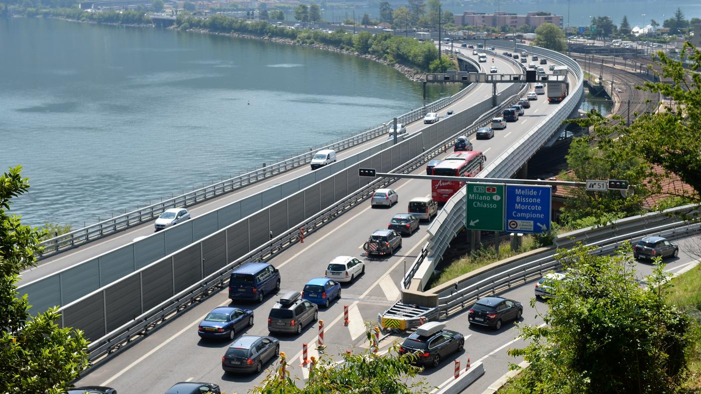Il traffico sul ponte diga di Melide intenso